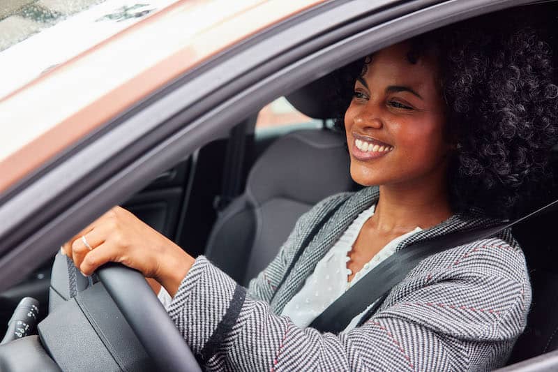 Illustration d'une femme au volant