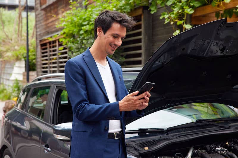 Illustration d'un homme regardant son téléphone